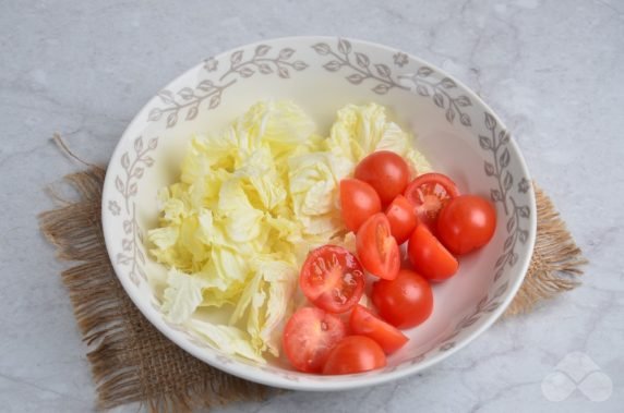 Salad of Peking cabbage, chicken and cherry tomatoes: photo of recipe preparation, step 4