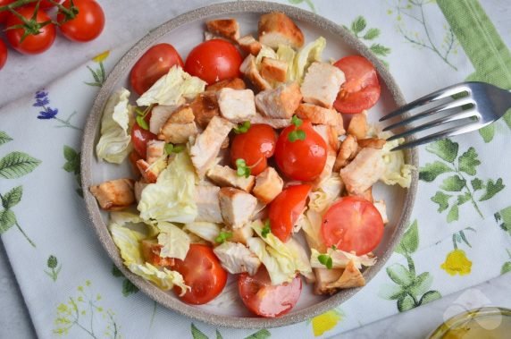 Salad of Peking cabbage, chicken and cherry tomatoes: photo of recipe preparation, step 7