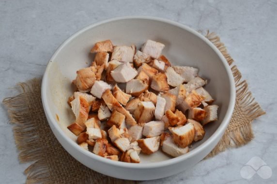 Salad of Peking cabbage, chicken and cherry tomatoes: photo of recipe preparation, step 6