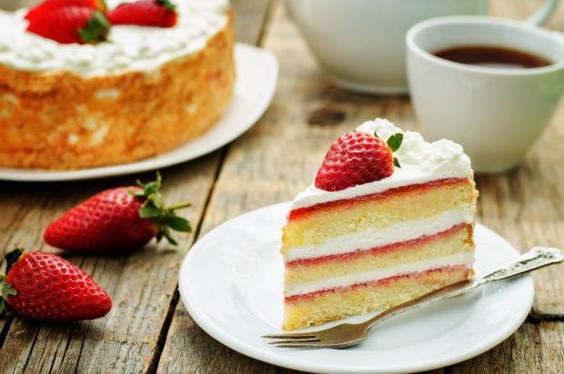 Sponge cake with strawberry impregnation and protein cream – a simple and delicious recipe, how to cook step by step