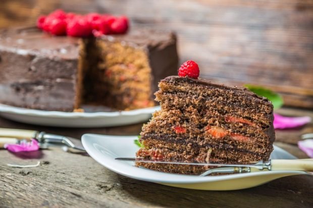 Chocolate honey cake with raspberries