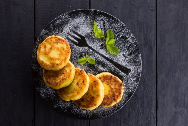 Cheesecakes with banana and cottage cheese in a frying pan