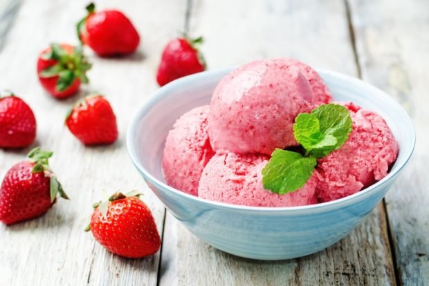 Strawberry ice cream at home 