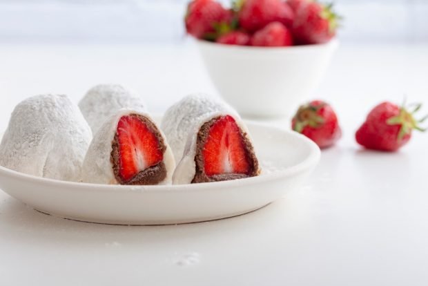 Mochi with strawberries