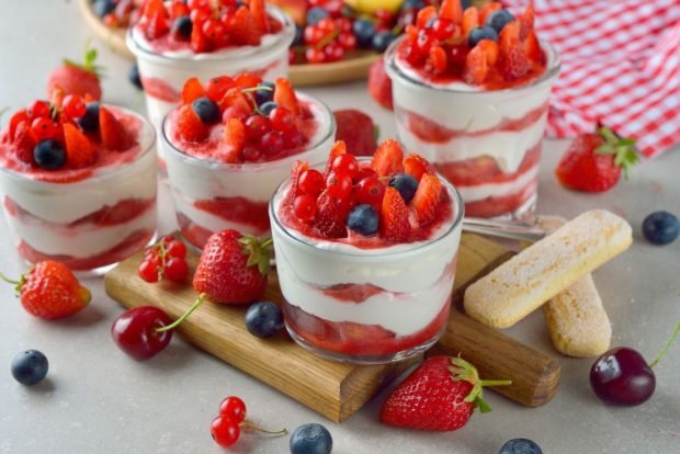 Tiramisu with berries