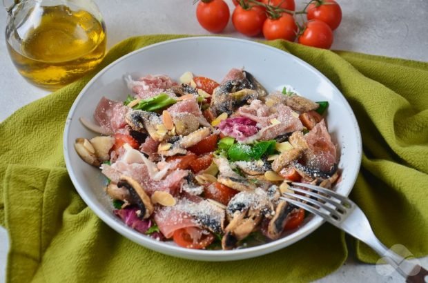 Salad with jamon and mushrooms