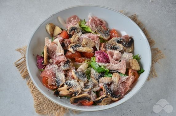 Salad with jamon and mushrooms: photo of recipe preparation, step 3