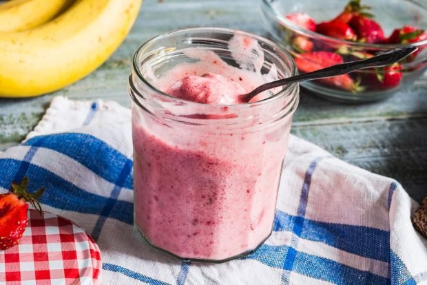 Banana and strawberry ice cream at home