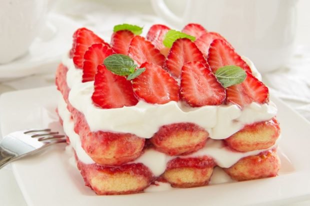 Tiramisu with strawberries 