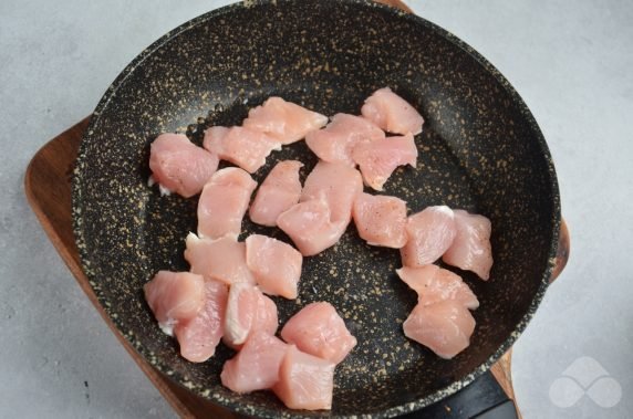 Salad with vegetables, chicken and quail eggs: photo of recipe preparation, step 1