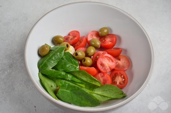 Salad with vegetables, chicken and quail eggs: photo of recipe preparation, step 3