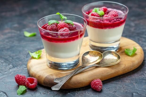 Vanilla panna cotta with raspberries 