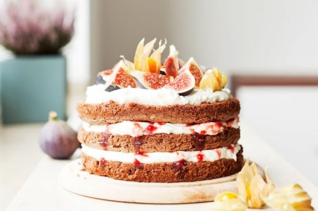 Sponge cake with custard protein cream and figs 