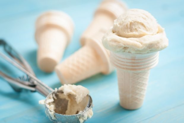 Ice cream made from cream and condensed milk at home