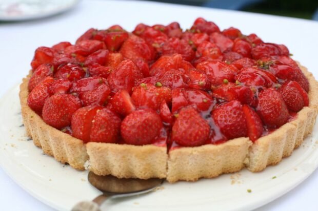 Shortbread cake with strawberries 