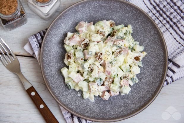 Salad with ham and celery