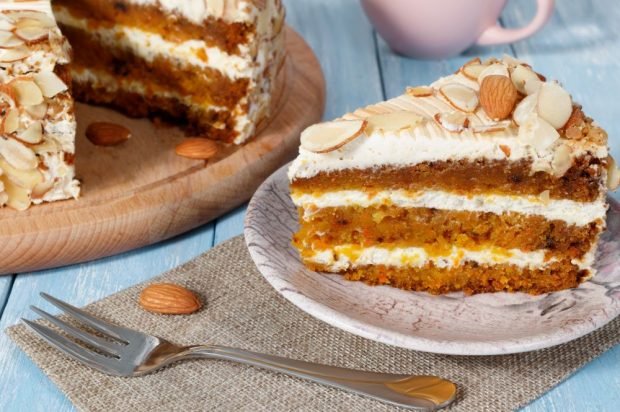 Carrot cake with sour cream and almonds is a simple and delicious recipe, how to cook step by step