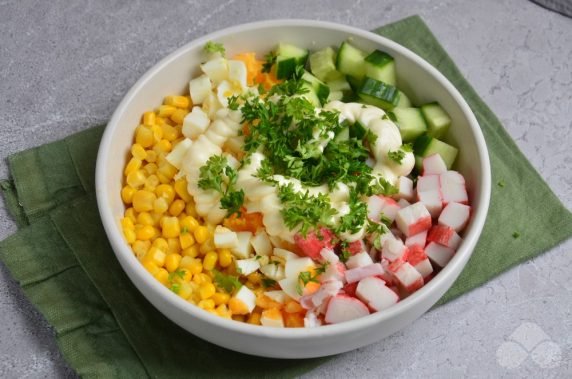 Russian crab salad with parsley: photo of recipe preparation, step 3