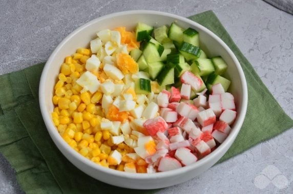 Russian crab salad with parsley: photo of recipe preparation, step 2