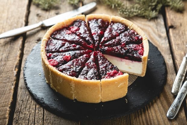 Cheesecake with jam 