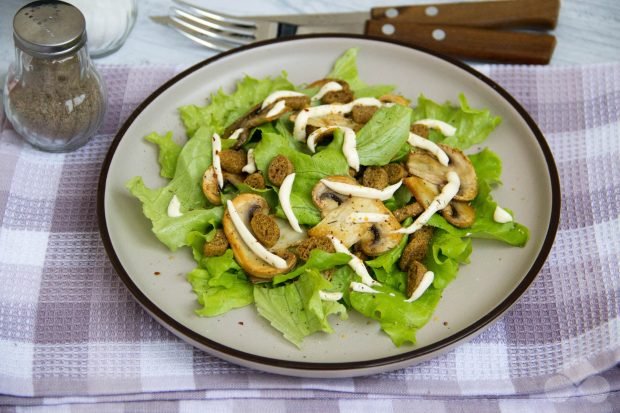 Vegetarian Caesar salad with mushrooms