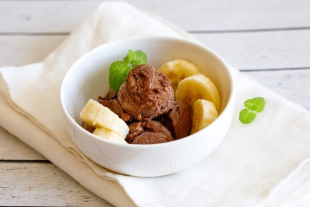 Banana and cocoa ice cream at home 