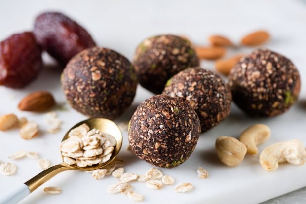 Sweets with oatmeal and cashews