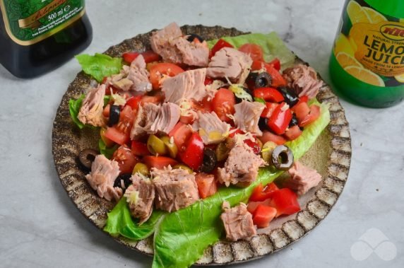 Italian salad with tuna, olives and olives: photo of recipe preparation, step 3