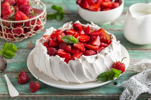 Pavlova cake with strawberries