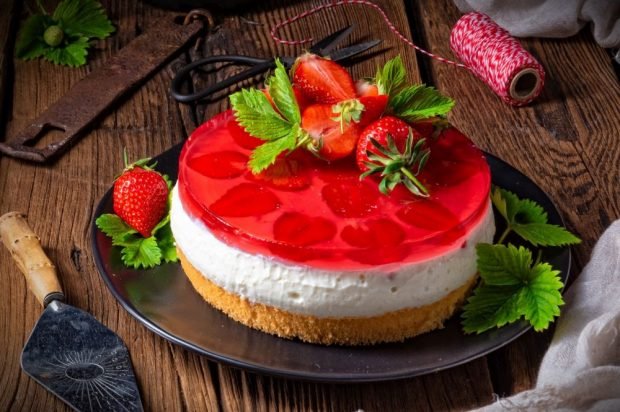 Cottage cheese cake with strawberry jelly