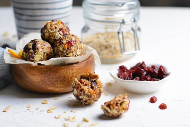 Homemade sweets with oatmeal and cranberries