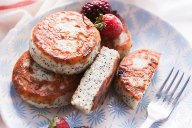 Cheesecakes with poppy seeds