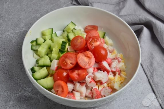 Crab salad with cherry and sesame: photo of recipe preparation, step 3