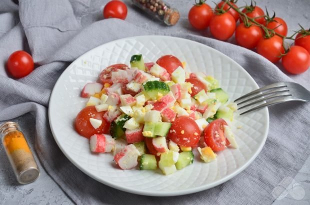 Crab salad with cherry and sesame