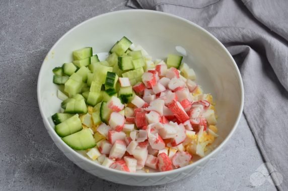 Crab salad with cherry and sesame: photo of recipe preparation, step 2