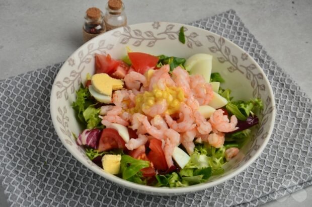 Vegetable salad with eggs and shrimp: photo of recipe preparation, step 5