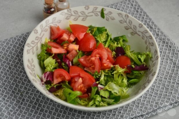 Vegetable salad with eggs and shrimp: photo of recipe preparation, step 2