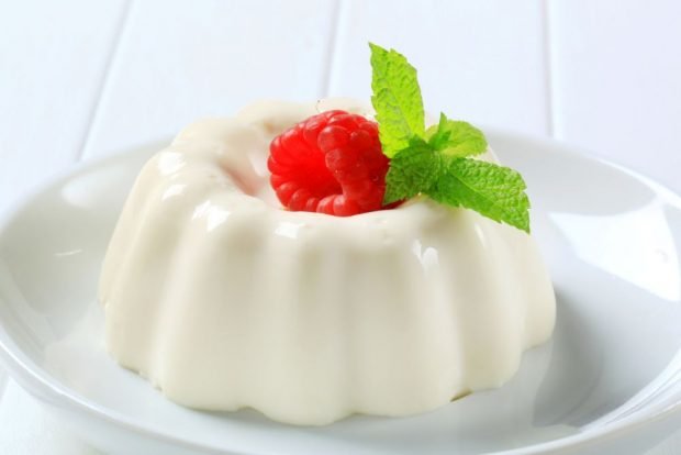 Classic panna cotta at home 