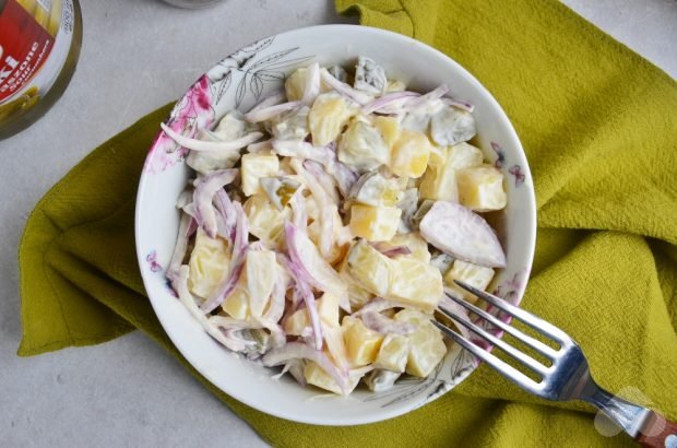 Salad with potatoes, pickles and onions