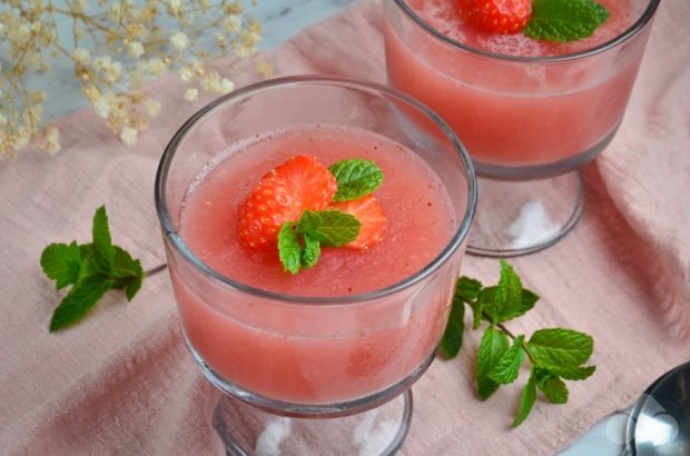Fresh strawberry jelly is a simple and delicious recipe with photos (step by step)
