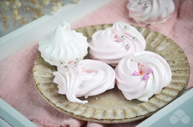 Swiss meringue is a simple and delicious recipe with photos (step by step)