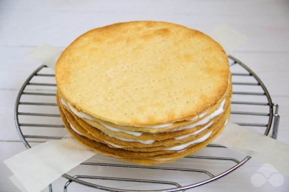 Napoleon cake with sour cream: photo of recipe preparation, step 9