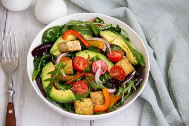 Salad with fried tofu and vegetables