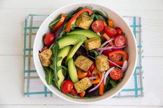 Salad with fried tofu and vegetables: photo of recipe preparation, step 3