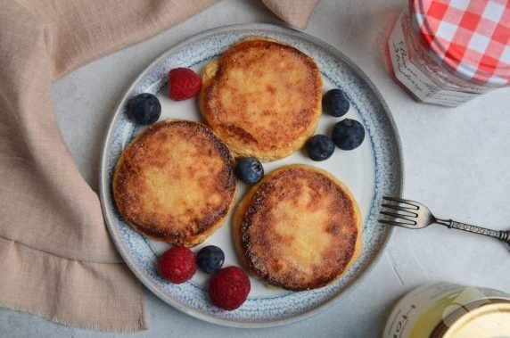 Lush cheesecakes on rice flour: photo of recipe preparation, step 8