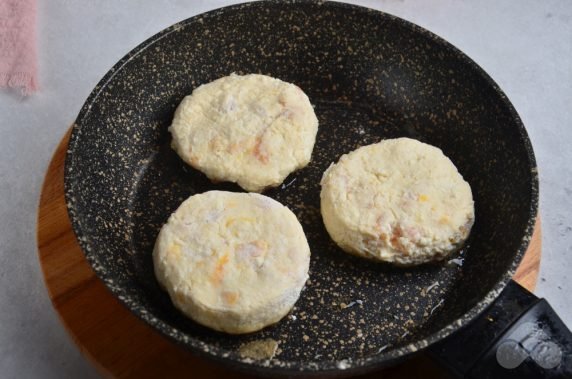 Cheesecakes with dried apricots: photo of recipe preparation, step 6