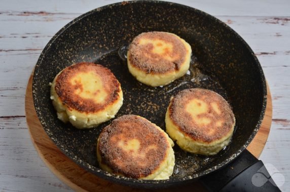 Cheesecakes on rice flour without sugar: photo of recipe preparation, step 4