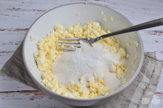 Cheesecakes on rice flour without sugar: photo of recipe preparation, step 2