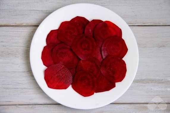 Beet chips: photo of recipe preparation, step 1