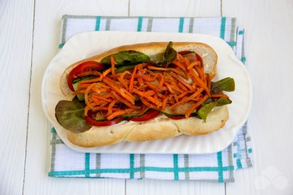 Hot dogs with sausages, vegetables and Korean carrots: photo of recipe preparation, step 5